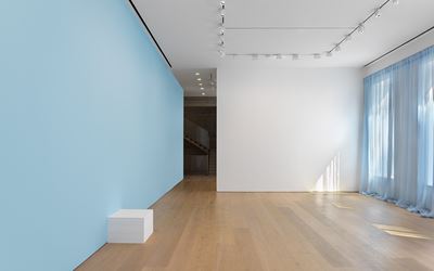 Exhibition view: Felix Gonzalez-Torres, Solo Exhibition, David Zwirner, 20th Street, New York (27 April–24 June 2017). Courtesy David Zwirner, New York.