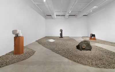 Exhibition view: Minoru Niizuma, Waterfall in Autumn Wind, Tina Kim Gallery, New York (10 November–10 December 2022). Courtesy the artist and Tina Kim Gallery. Photo: Dario Lasagni.