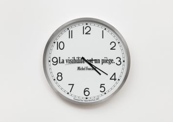 Joseph Kosuth, Quoted Clocks #9 (A.R.), (2022).  Clock and vinyl/ 40 x 4.5 cm. © Joseph Kosuth Studio. Courtesy the Artist and Almine Rech.