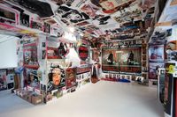 (P)ROLLKOMMANDO SCHNICK-SCHNACK: MEESE HAT NUN TOTALST VON DER DIKTATUR DER KUNST SP(R)ITZ BEKOMMEN by Jonathan Meese contemporary artwork installation