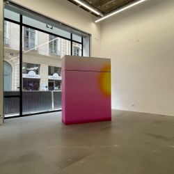 Exhibition view: Yanis Khannoussi, Ce que l'Horizon nous cache, Dumonteil Contemporary, Paris (1 July–30 September 2022). Courtesy Dumonteil Contemporary.