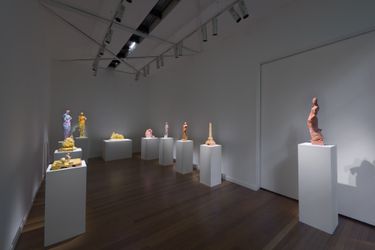 Installation view, Linda Marrinon, Pierre Fresnay and other sculptures, Roslyn Oxley9 Gallery, Sydney (14 April – 13 May 2023⁠). Photography: David Suyasa
