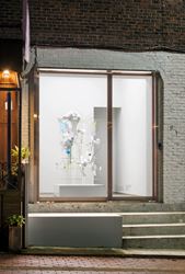 Hyungkoo Lee, X (2019). paper mache, plaster, medical plaster cloth gauze bandage, aluminum, stainless steel wire, acrylic sheets, paper, epoxy, styrofoam, acrylic pigment, masking tape. 191 x 120 x 153 cm. Courtesy P21, Seoul.