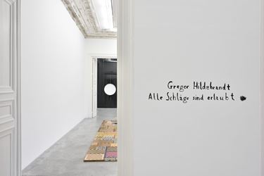 Gregor Hildebrandt, view of the exhibition Alle Schläge sind erlaubt, 2017, Almine Rech Gallery Paris. © Gregor Hildebrandt - Photo: Rebecca Fanuele Courtesy of the Artist and Almine Rech Gallery.