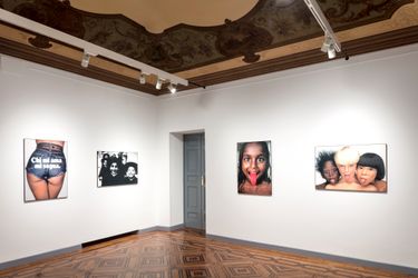 Exhibition view: Oliviero Toscani, TOSCANI CHEZ MAZZOLENI, Mazzoleni, Turin (2 November 2022–14 January 2023). Courtesy Mazzoleni.