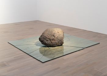 Exhibition view: Lee Ufan and Claude Viallat, Encounter, Pace Gallery, London (2 June–29 July 2023). © Lee Ufan and Claude Viallat. Courtesy Pace Gallery, London.