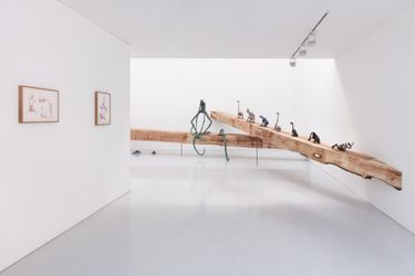 Exhibition view: Francis Upritchard, Surf 'n' Turf, Kate MacGarry, London (12 May–11 June 2022). Courtesy the artist and Kate MacGarry, London. Photo: Angus Mill. 