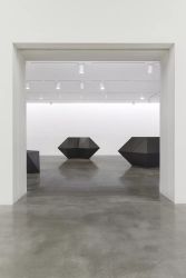 Exhibition view: Tony Smith, Wall, New Piece, One-Two-Three, Pace Gallery, West 25th Street, New York (14 July–18 August 2023). Courtesy Pace Gallery.