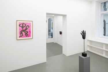Exhibition view: Andrew Lord, a sculpture of my left hand and five embraces, Galerie Eva Presenhuber, Vienna (9 November–22 December 2023). © Andrew Lord. Courtesy the artist and Galerie Eva Presenhuber, Zurich / Vienna. Photo: Jorit Aust.
