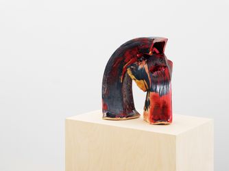 Exhibition view: Lynda Benglis, Ceramics & Sparkle Sculptures, Xavier Hufkens, 107 rue St-Georges,  St-Jorisstraat (3 September–10 October 2020). Courtesy Xavier Hufkens, Brussels.