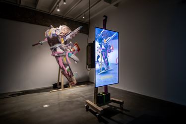 Theo Triantafyllidis, Nike (2018). Augmented reality sculpture, print on plywood, HDTV on wooden stand, room scale trackig, gaming PC, performance documentation, sounds. Duration: 6:11. Courtesy Hyundai Motorstudio Beijing.