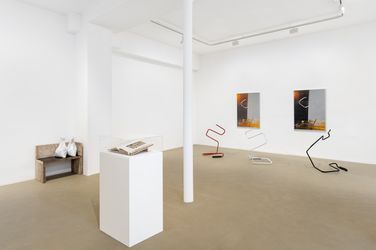 Exhibition view: Group Exhibition, Je suis la chaise, Galerie Chantal Crousel, Paris (10 December 2022 –4 February 2023).Courtesy the artists, and Galerie Chantal Crousel. Photo: Martin Argyroglo.