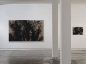 Exhibition view: Peata Larkin, Māmā > < Whenua, Two Rooms, Auckland (15 September–15 October 2022). Courtesy Two Rooms.