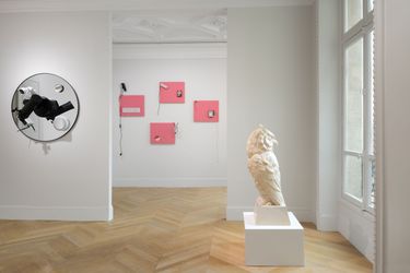 Exhibition view: Julia Scher, The Mammoth Book of Eyewitnesses, Esther Schipper, Paris (10 February–23 March 2024). Courtesy the artist and Esther Schipper, Berlin/Paris/ Seoul. Photo © Andrea Rossetti.