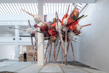 Installation view: Phyllida Barlow, glimpse, Hauser & Wirth, Los Angeles, (17 February–8 May 2022). © Phyllida Barlow. Courtesy the artist and Hauser & Wirth. Photo: Zak Kelley.