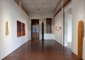 Exhibition view: Sayan Chanda, A Smear and the Crown, Jhaveri Contemporary, Mumbai (8 September–8 October 2022). Courtesy Jhaveri Contemporary.