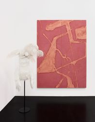 Tonio Kröner, Kryd (2017). Foam, polyester fabric, wood, ostrich and goose feathers. 136 x 53 x 46 cm; as a chip not yet cashed in (2021). Oil on dyed burlap. 246 x 180 cm. Exhibition view: Group Exhibition, Bells, Galerie Buchholz, Cologne (24 September–29 October 2022). Courtesy Galerie Buchholz.