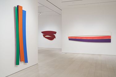 Exhibition view: Noland, Flares, Pace Gallery, New York (5 March–14 August 2020). © The Kenneth Noland Foundation. Courtesy Pace Gallery.