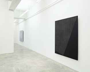 Park Seo-Bo, Ecriture: Black and White, 2016, Exhibition view at Tina Kim Gallery, New York. Courtesy of Tina Kim Gallery.
