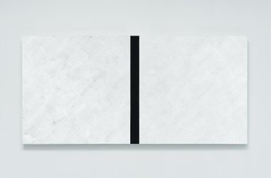 Mary Corse, Untitled (White with Narrow Black Band, Diagonal Strokes, Beveled), (2022). Glass microspheres in acrylic on canvas, 99.1 cm× 205.7cm× 10.2 cm. Courtesy of Pace Gallery / SCAI THE BATHHOUSE.