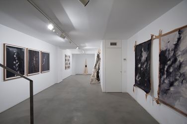 Exhibition view: Alexandra Karakashian, A rhythm for falling, Sabrina Amrani Gallery, Madera 23, Madrid (17 April–27 July 2019). Courtesy Sabrina Amrani Gallery.