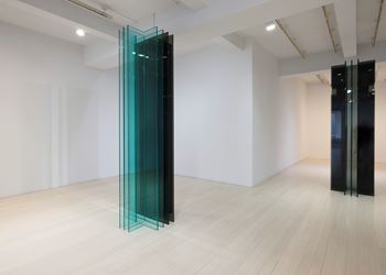 Exhibition view: Robert Irwin, New “SCULPTURE/CONFIGURATIONS,”  Pace Gallery, 32 East 57th Street, New York (11 May–17 August 2018). © 2018 Robert Irwin/Artists Rights Society (ARS), New York. Courtesy Pace Gallery. Photo: Tom Barratt.