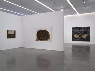 Exhibition view: Antoni Tàpies, Transmaterial, Pace Gallery, West 25th Street, New York (16 September–22 October 2022). Courtesy Pace Gallery.