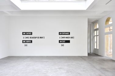 Exhibition view: Lawrence Weiner, APRÈS ICI & LÀ, Marian Goodman Gallery, Paris (2 September–7 October 2023). Courtesy the artist and Marian Goodman Gallery.