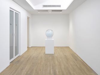 Exhibition view: Ryan Gander, The Self Righting of All Things, Lisson Gallery, London (2 March–21 April 2018). © Ryan Gander. Courtesy Lisson Gallery. Photo: Jack Hems.