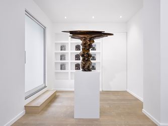 Exhibition view: Tony Cragg, Stacks, Lisson Gallery, Bell Street, London (20 November 2019–29 February 2020). © Tony Cragg. Courtesy Lisson Gallery.