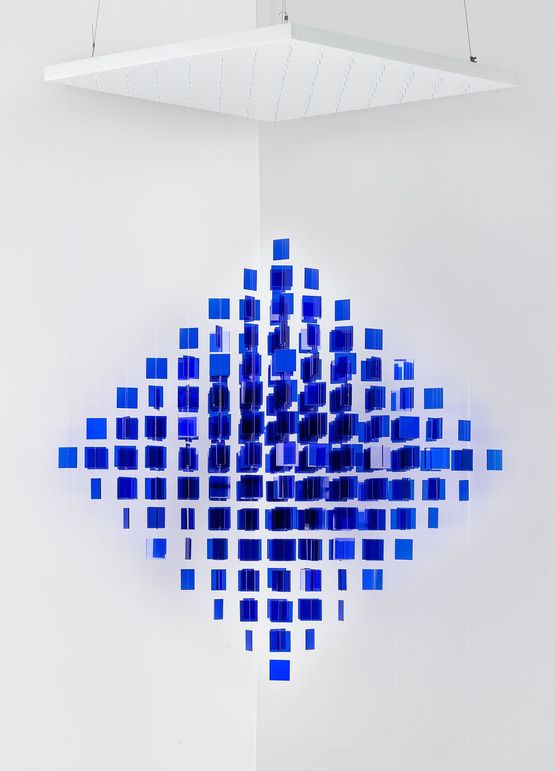 Continuel Mobile Losange bleu by Julio Le Parc contemporary artwork Sculpture
