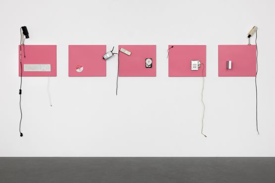 Les Detecteurs de Logiciels Malveillants  Malware Detected by Julia Scher contemporary artwork Sculpture