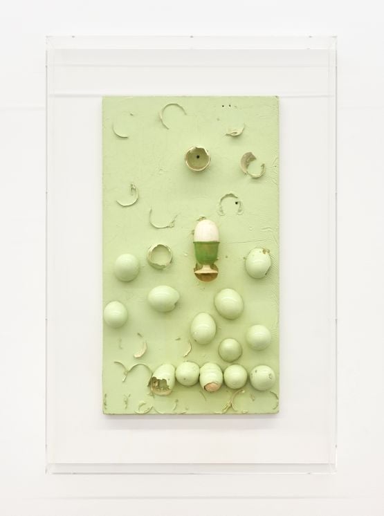 Oeufs peints en vert et coquetier by Marcel Broodthaers contemporary artwork Sculpture