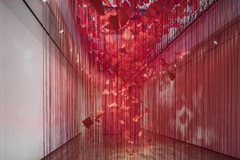 Contemporary art exhibition Chiharu Shiota Memory under the skin at Templon 28 Grenier Saint-Lazare Paris France