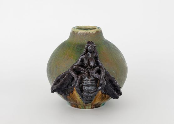 Vase 4B - Queen Bee by Johan Creten contemporary artwork Sculpture