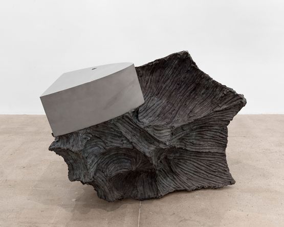 Geometria nelle mani - triangolo semi-curvo by Giuseppe Penone contemporary artwork Sculpture