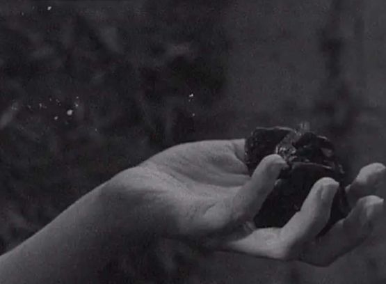 Mano que sostiene by Armando Andrade Tudela contemporary artwork Moving Image