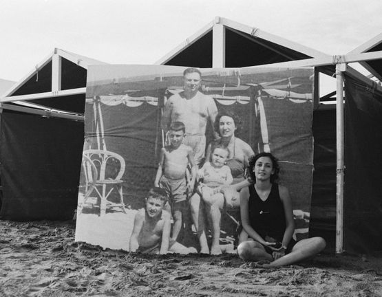 Foto de familia en Mar del Plata by Gabriela Bettini contemporary artwork Works on Paper
