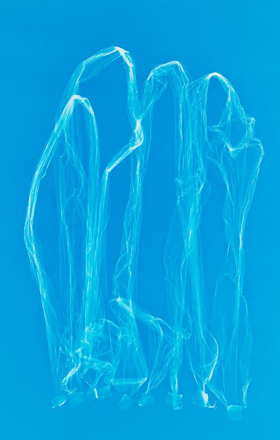 Kleine blaue Frauengruppe by Frank Madler contemporary artwork Photography