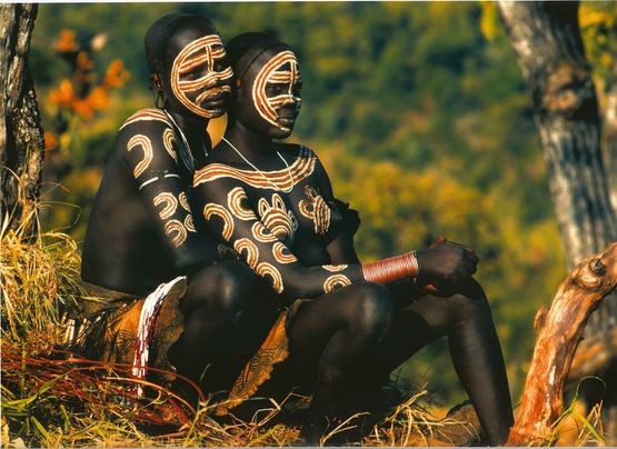 Surma two girls painted with identical designs by Carol Beckwith  Angela Fisher contemporary artwork Photography