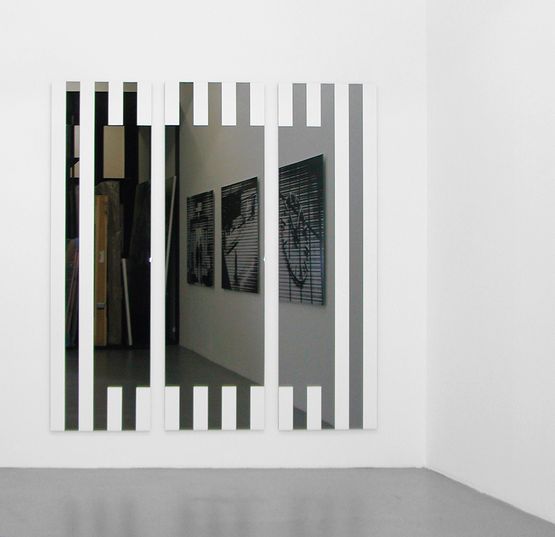 Les Visages colores  IA - gris by Daniel Buren contemporary artwork Sculpture