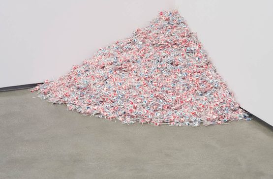Untitled Para Un Hombre En Uniforme by Felix Gonzalez-Torres contemporary artwork Sculpture
