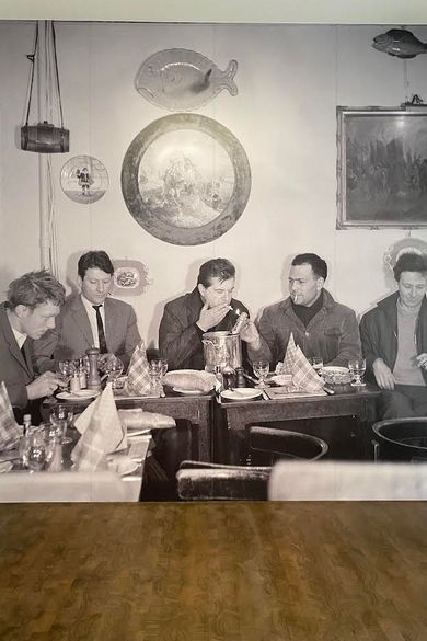 A Seat at the Table: Friends and Relations at Gagosian