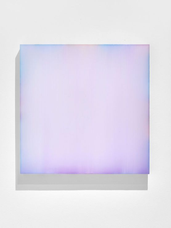 Farblichtung Violett hell mit mehrfarbigem Schattenrand by Sybille Pattscheck contemporary artwork Sculpture