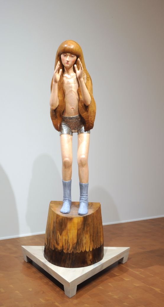bracing girl by Tanada Koji contemporary artwork Sculpture