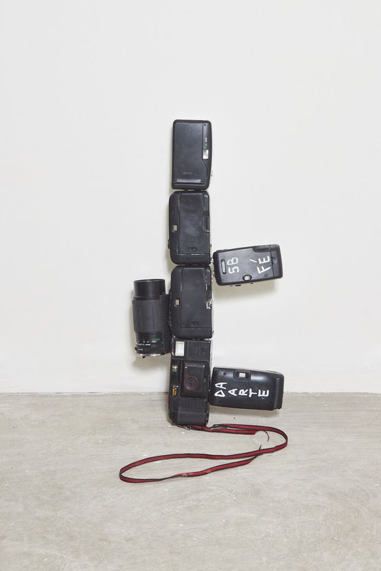 Sem titulo da serie Traficando Arte Untitled from the Dealing Art series by Allan Weber contemporary artwork Sculpture