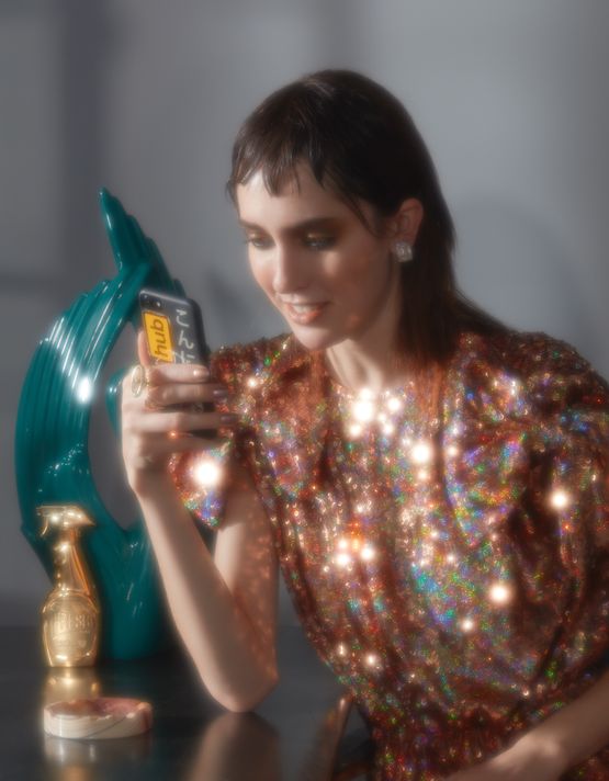 Teddy with I-phone by Roe Ethridge contemporary artwork Photography