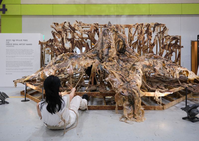 Frieze Seoul Award-Winners Dismantle the Fair Stand