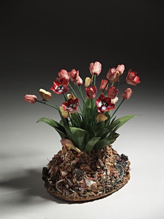 Disgrazia con tulipani rossi by Bertozzi  Casoni contemporary artwork