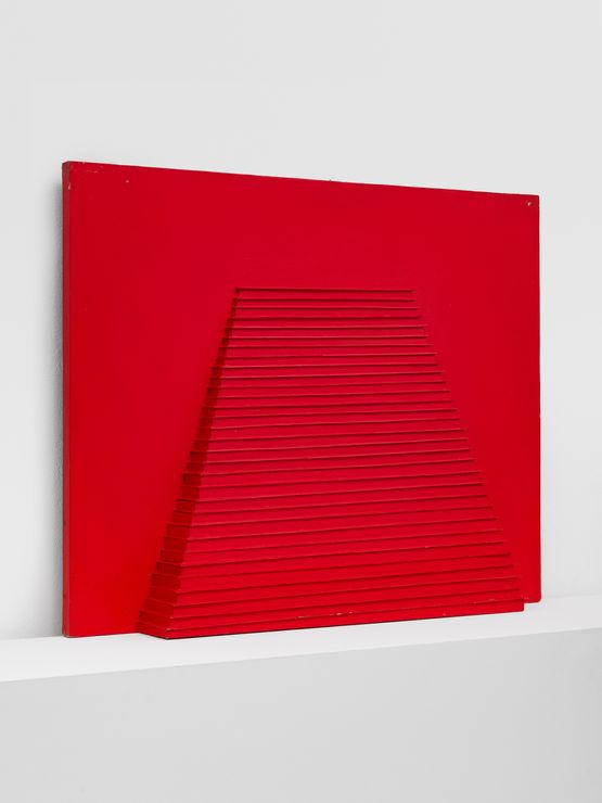 Pyramide avec une bande rouge by Horia Damian contemporary artwork Mixed Media
